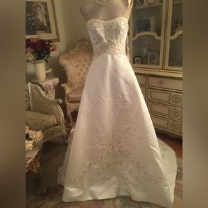 New Mori Lee strapless beautiful Ivory & Gold peals/crystals wedding gown size 6